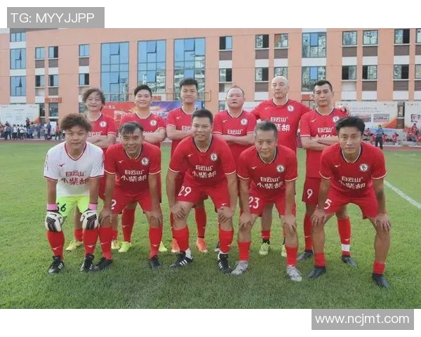 足球传奇齐聚一堂明星合影展现球场荣耀与友谊的瞬间 足球传奇齐聚一堂明星合影展现球场荣耀与友谊的瞬间